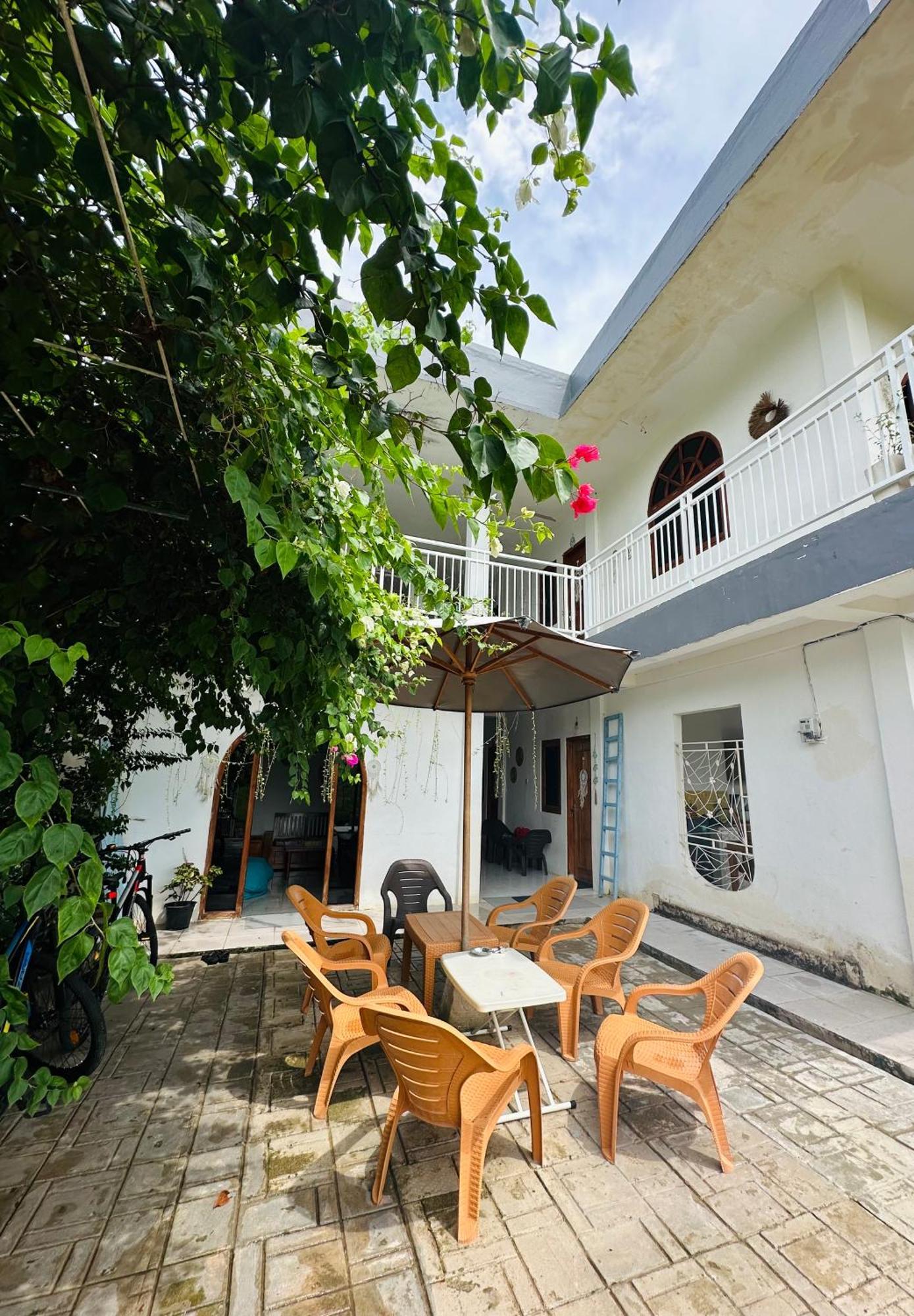 D'Flora Homestay Labuan Bajo Eksteriør bilde