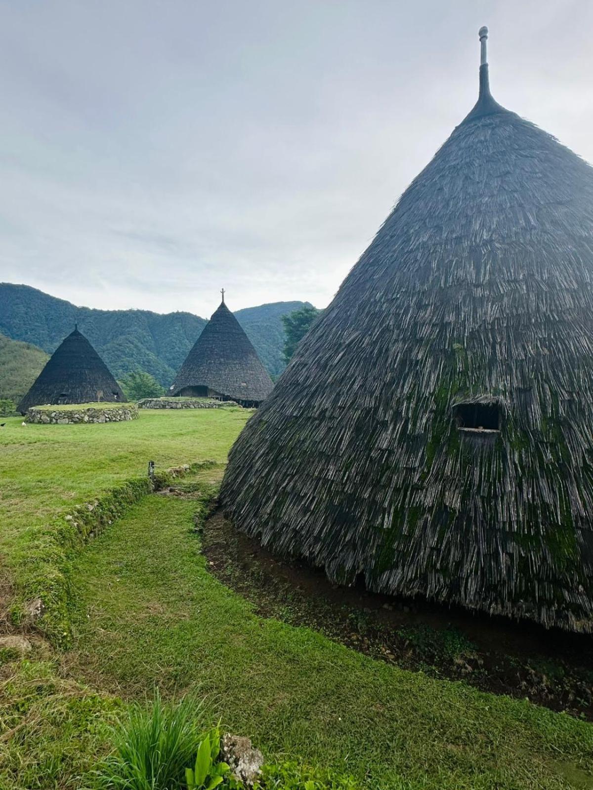 D'Flora Homestay Labuan Bajo Eksteriør bilde